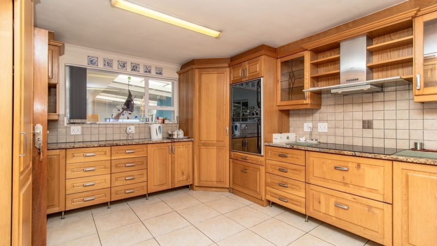 5 Bedroom Property for Sale in Sandbaai Western Cape